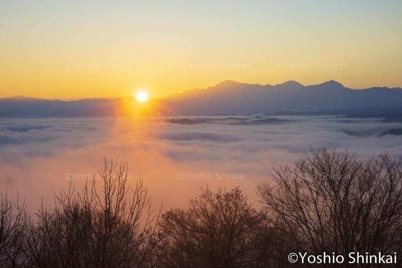 朝日と越後三山