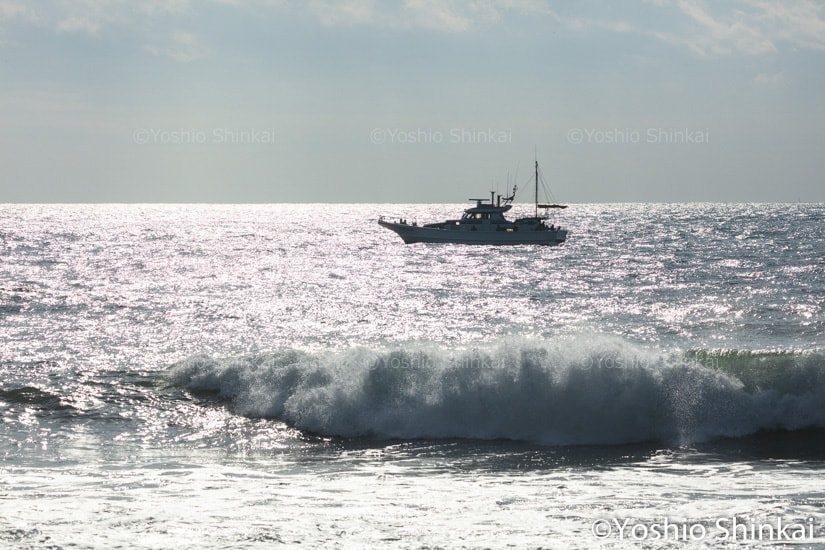 海と船のきらめき