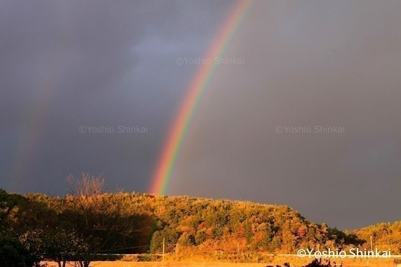 虹かかる秋の山「